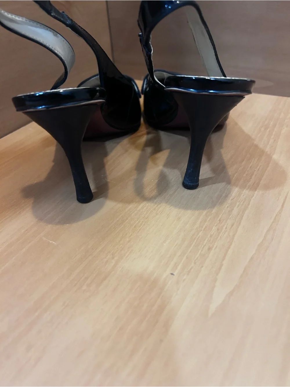 Ellen Tracy Black Patent Slingback Pointed Pumps with Stud Detail size 9
